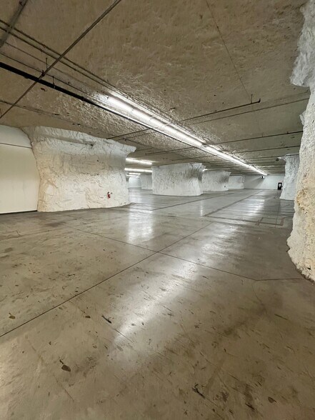 More Photos Of 8601 NE Underground Dr, Kansas City Warehouse For Lease