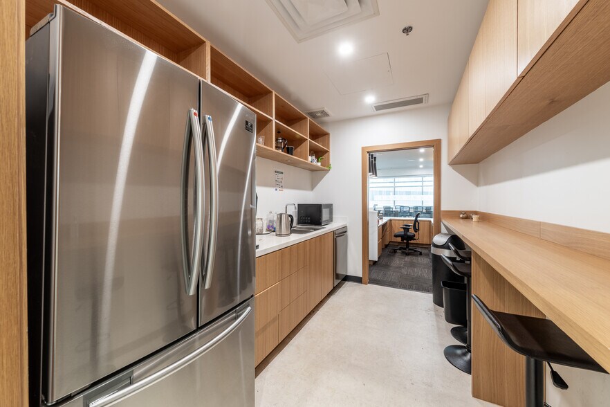 More Photos Of 8400 West Rd, Richmond Office For Sale