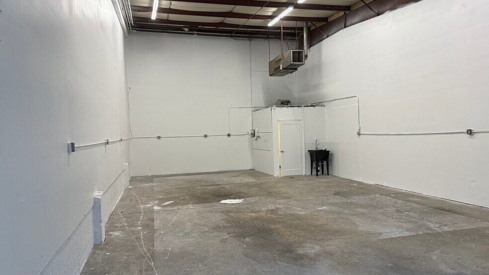 More Photos Of 2511 Gunnison St, Colorado Springs Warehouse For Lease