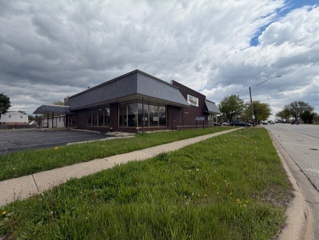 More Photos Of 1000 W Northwest Hwy, Arlington Heights Freestanding For Sale
