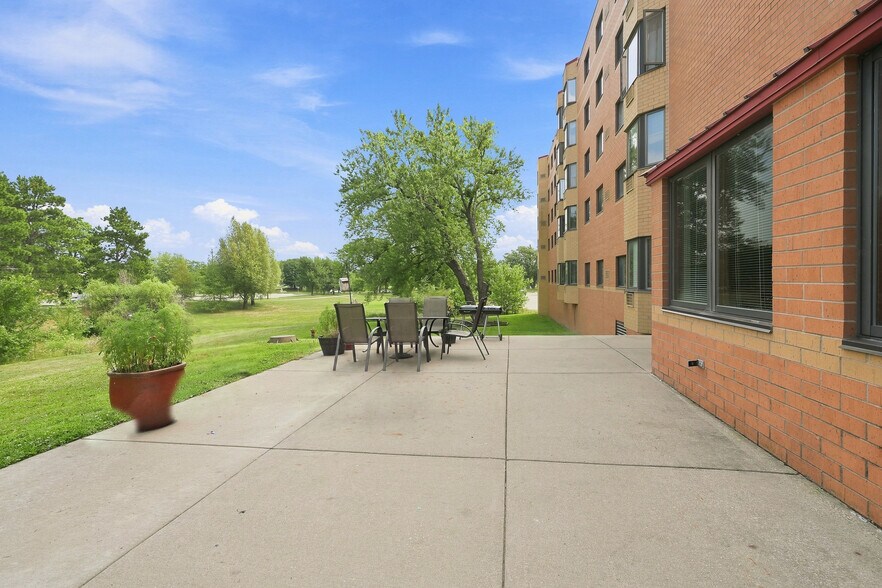 More Photos Of 985 Ivy Ave E, Saint Paul Apartments For Sale