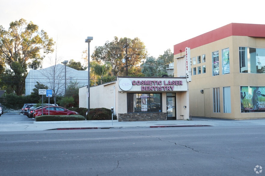 More Photos Of 22062 Ventura Blvd, Woodland Hills Freestanding For Lease