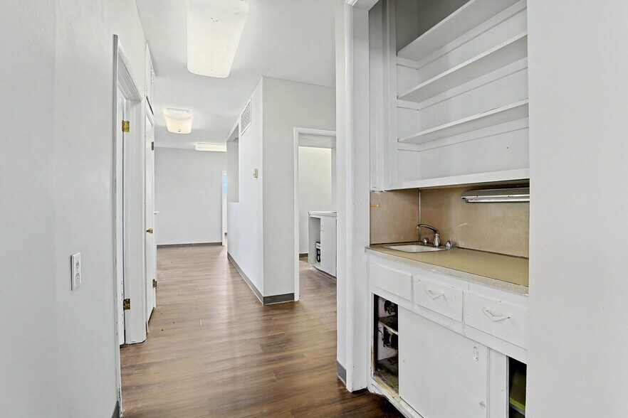 More Photos Of 1601 N State St, Augusta Office For Sale