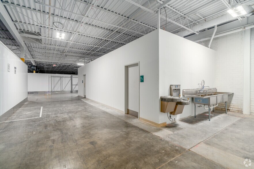 More Photos Of 900 Pressley Rd, Charlotte Warehouse For Lease