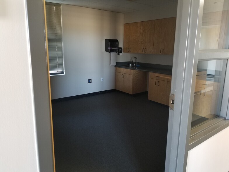 More Photos Of 3010 Enterprise Dr, Durant Showroom For Lease