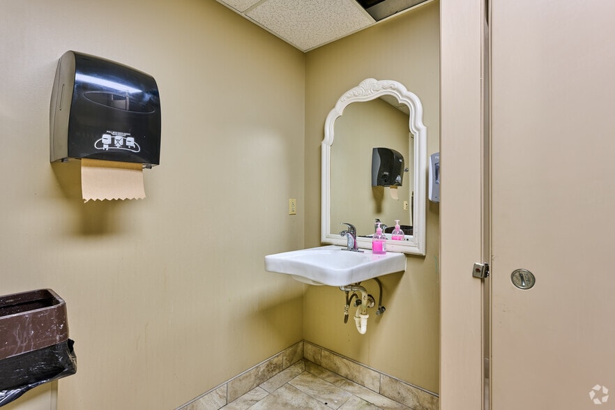 More Photos Of 107 Norris Dr, Rochester Warehouse For Lease