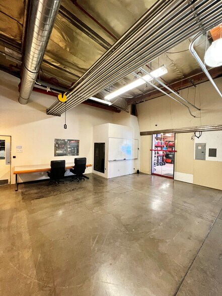 More Photos Of 5539 Riverton Ave, North Hollywood Manufacturing For Lease