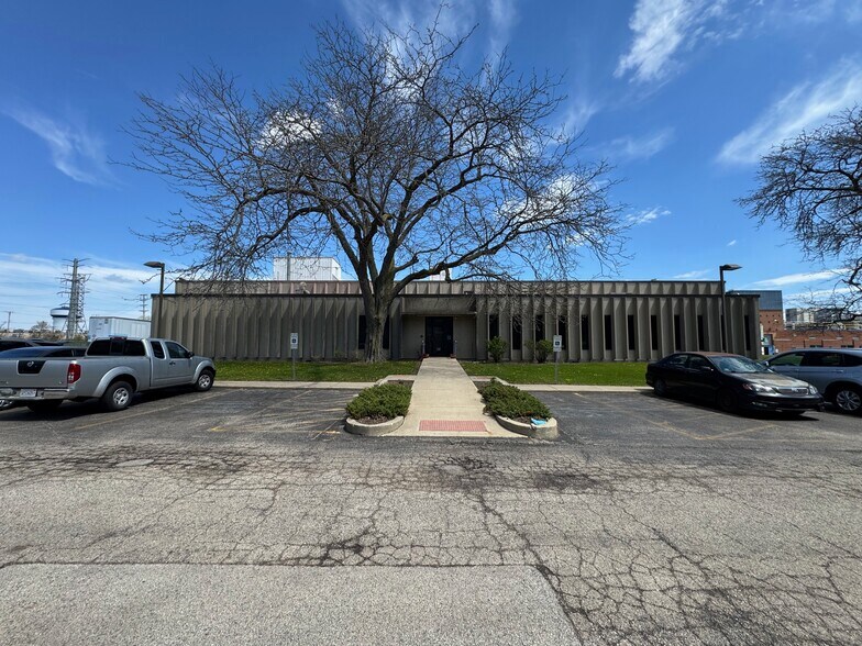 More Photos Of 3940 Porett Dr, Gurnee Manufacturing For Sale