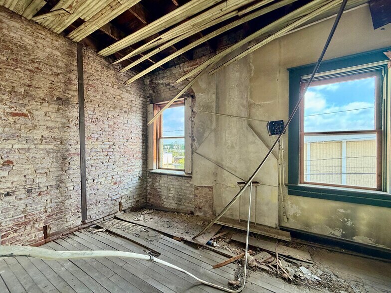 More Photos Of 100 S Main St, Yazoo City Flex For Sale