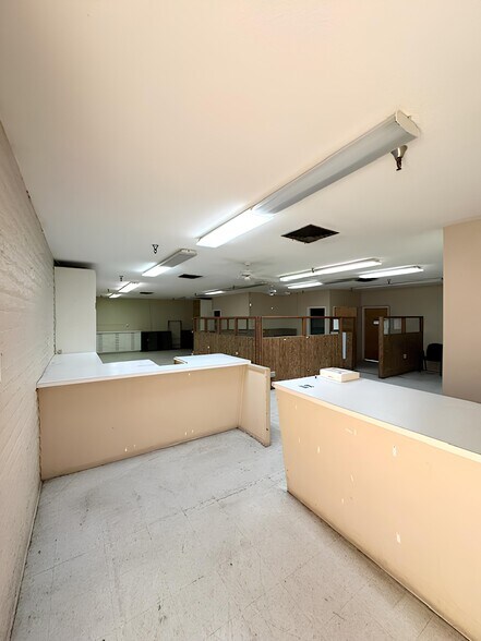 More Photos Of 298 N Pine St, Globe Light Distribution For Sale