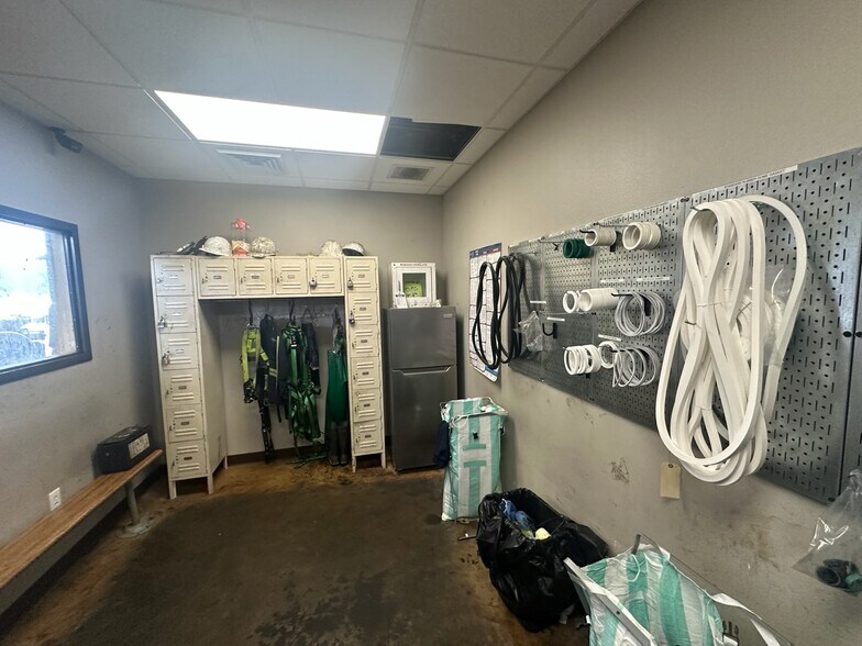 More Photos Of 1051 Aqua Dr, Haughton Distribution For Sale