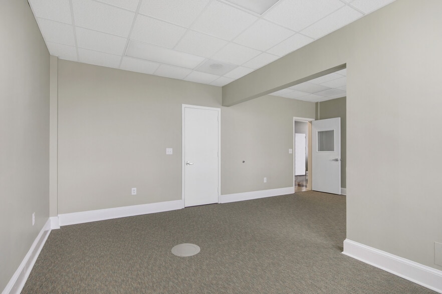 More Photos Of 230 Donaldson St, Fayetteville Office For Lease