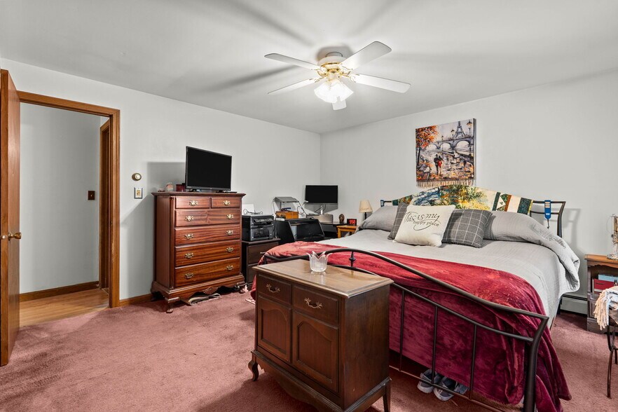 More Photos Of 25 Beacon St, Amesbury Showroom For Sale