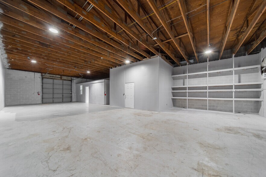 More Photos Of 3559 Veronica S Shoemaker Blvd, Fort Myers Warehouse For Lease