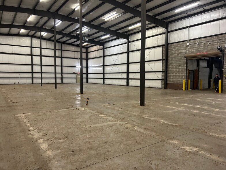 More Photos Of 3690 Commerce Dr, Madison Warehouse For Lease