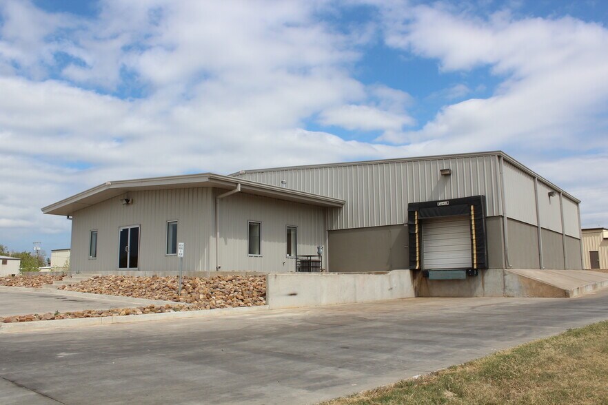 More Photos Of 1565 N 166th East Ave, Tulsa Service For Lease