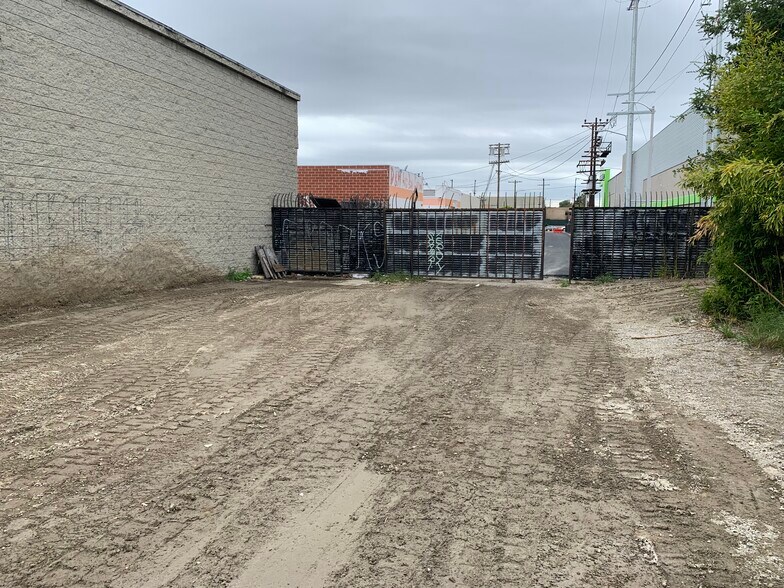 More Photos Of 11606 W Higgins St, North Hollywood Warehouse For Lease