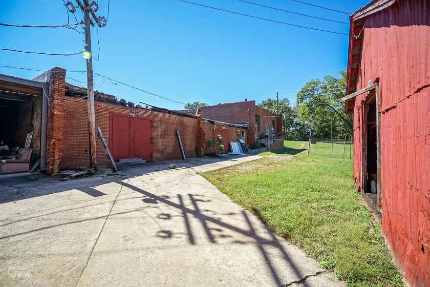 More Photos Of 98 E Adams St, Forsyth Warehouse For Sale