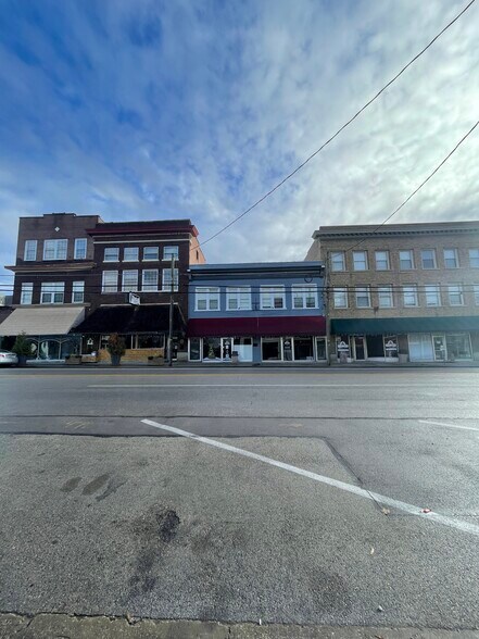 More Photos Of 211 Main St, Irvine Storefront For Sale