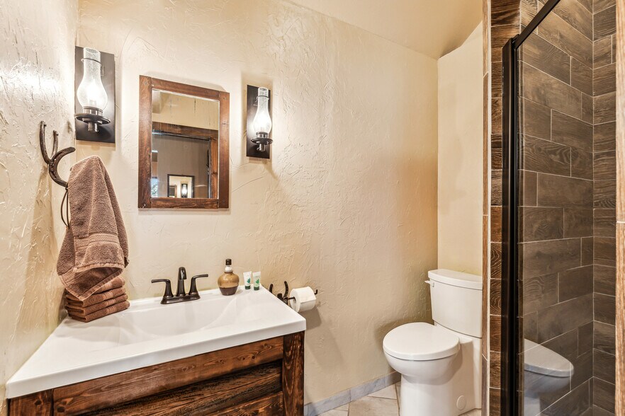 More Photos Of 512 N Travis St, Granbury Hospitality For Sale