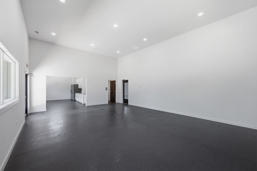 More Photos Of 136 Shivel Dr, Hendersonville Showroom For Sale