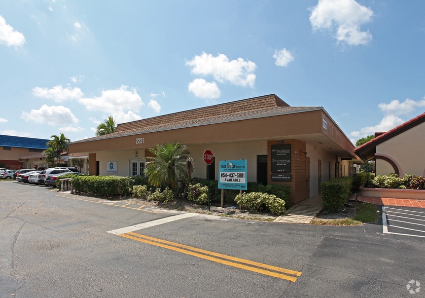 Primary Photo Of 2221 N University Dr, Pembroke Pines Medical For Lease