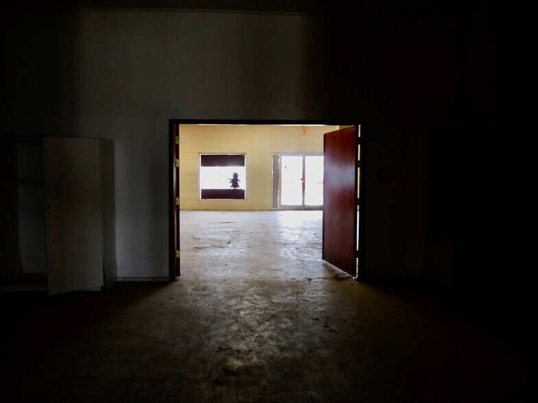 More Photos Of 618 W Van Buren Ave, Harlingen Light Distribution For Sale