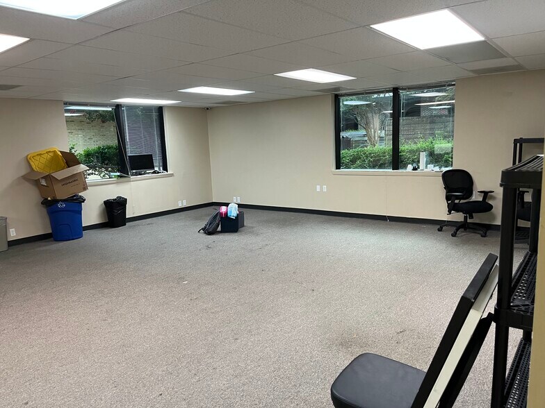 More Photos Of 9926 Main St, Fairfax Office For Lease