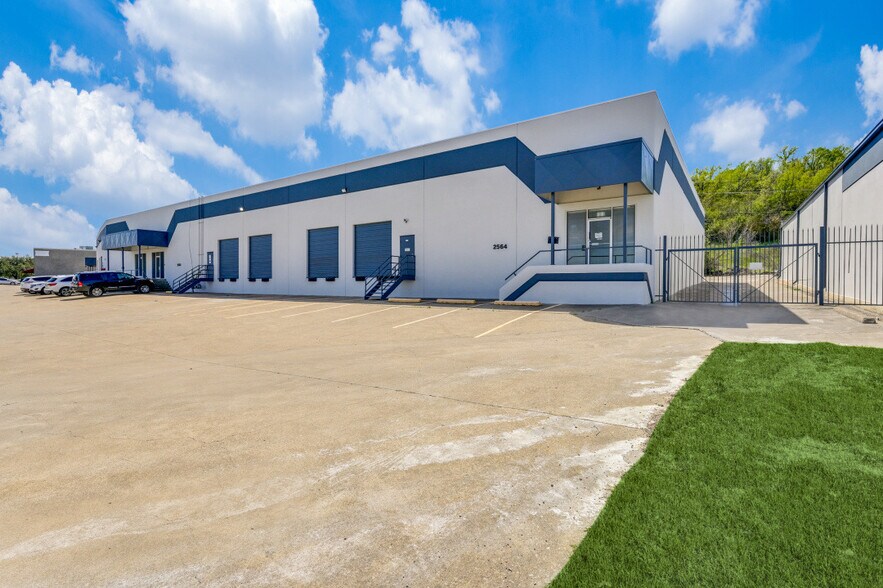 Primary Photo Of 2556-2564 W Commerce St, Dallas Warehouse For Lease