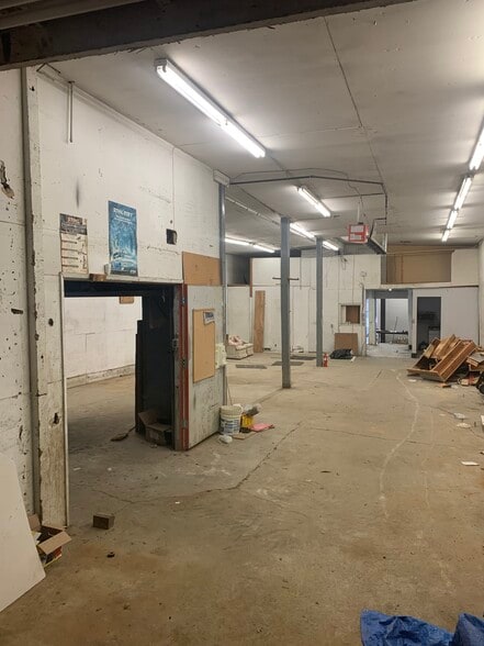 More Photos Of 1485 Clyde Ave, West Vancouver Storefront For Lease