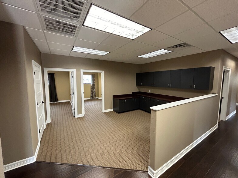 More Photos Of 231 N Twin City Hwy, Nederland Office For Sale