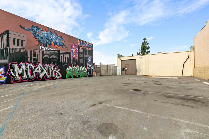More Photos Of 12712 Saticoy St, North Hollywood Light Distribution For Lease