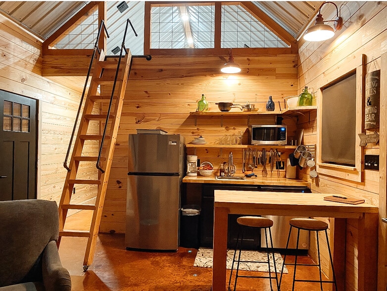 More Photos Of 1136 Arlie Moore Rd, Bismarck Hotel For Sale