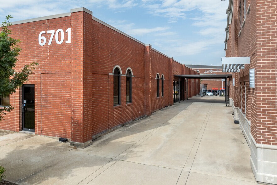 More Photos Of 6705 Heritage Pkwy, Rockwall Medical For Lease