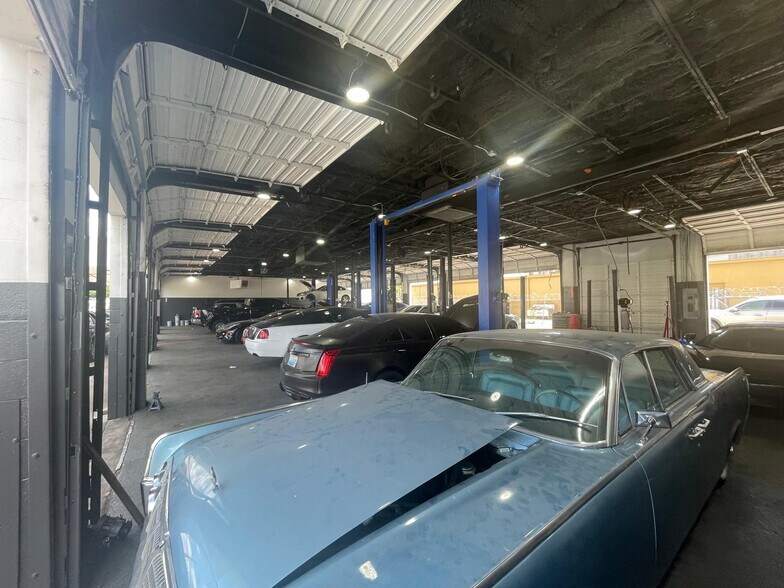 More Photos Of 7300 Southwest Fwy, Houston Freestanding For Lease