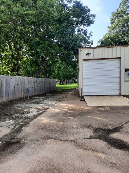 More Photos Of 1124 E Houston Ave, Crockett Freestanding For Sale