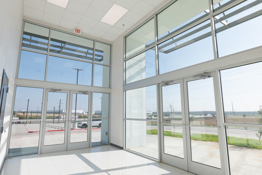 More Photos Of 1017 Northway Ln, Laredo Distribution For Lease