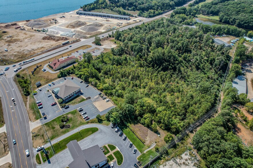 More Photos Of 109 Horseshoe Bend Pky, Lake Ozark Office For Sale