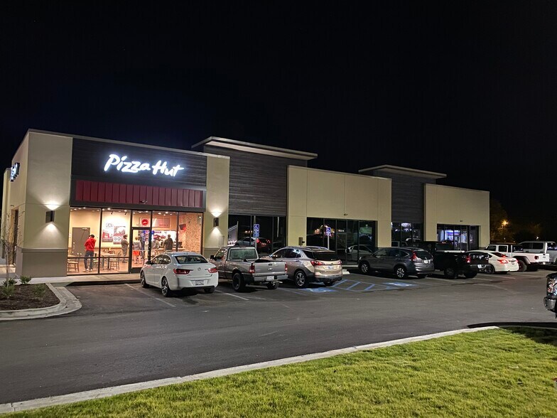 More Photos Of 1300 Elm St W, Hampton Restaurant For Lease