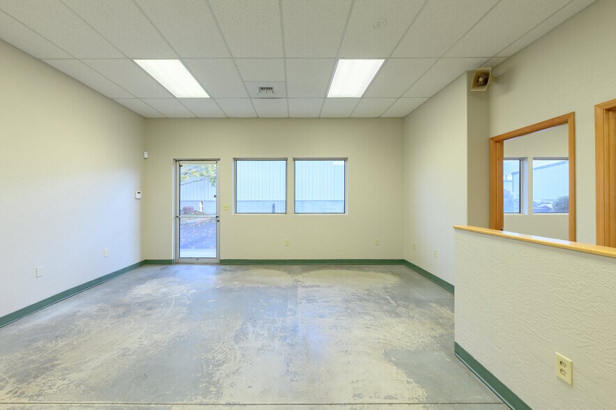 More Photos Of 3200 NE Rivergate St, Mcminnville Service For Sale