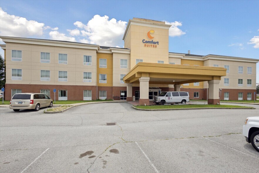 More Photos Of 2750 Fortune Cir W, Indianapolis Hotel For Sale