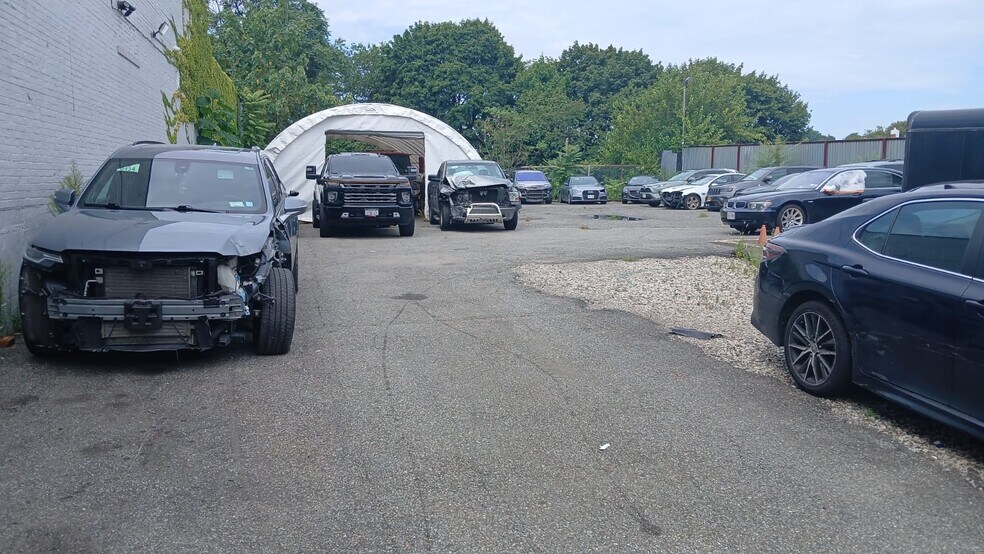 More Photos Of 6103 Metropolitan Ave, Flushing Auto Dealership For Lease