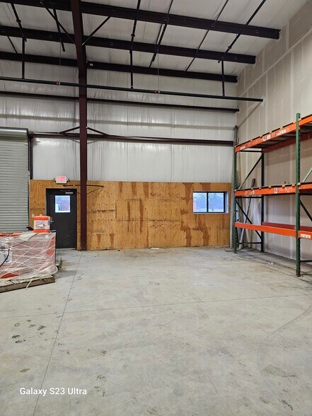 More Photos Of 35 Hamilton Ln, Glenmont Warehouse For Lease