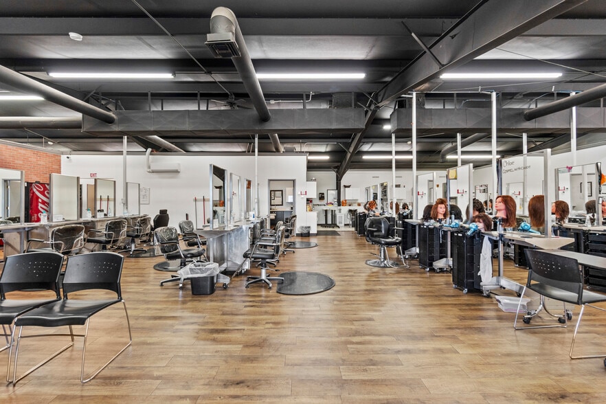 More Photos Of 1550 W Thatcher Blvd, Safford Loft Creative Space For Sale