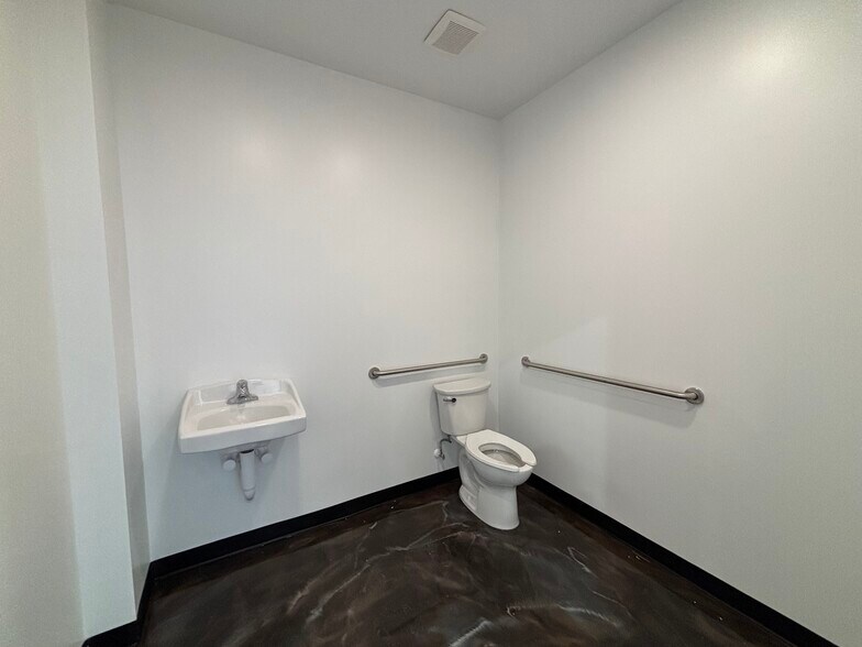 More Photos Of 407 Ross Ave, Easley Distribution For Lease