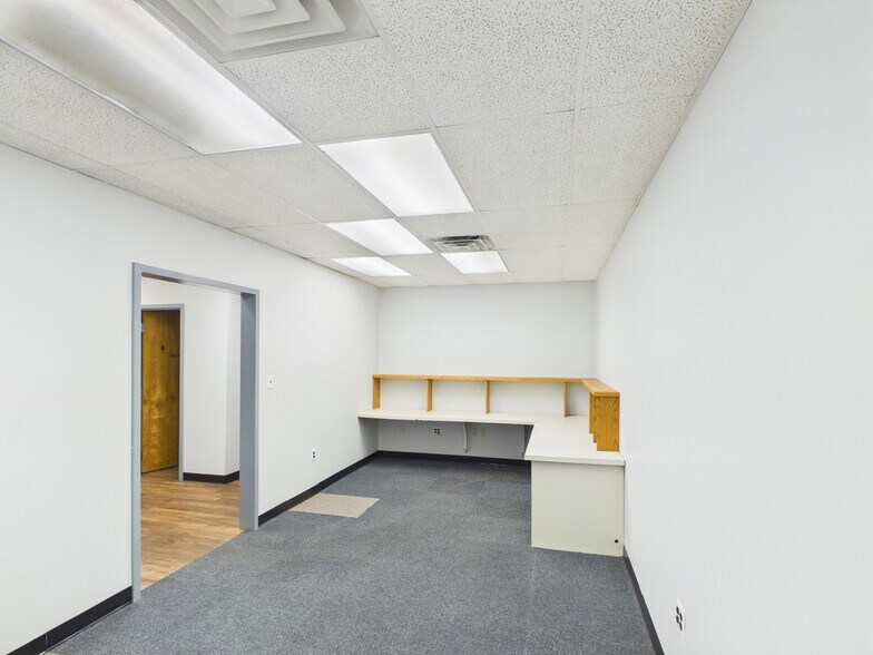 More Photos Of 305 Commerce Dr, Exton Light Manufacturing For Sale