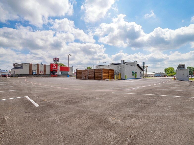 More Photos Of 316 Wilshire Blvd, Burleson Freestanding For Sale
