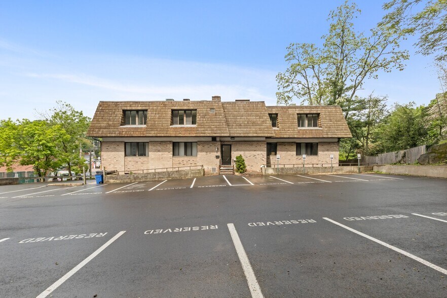 More Photos Of 7 Riversville Rd, Greenwich Medical For Lease