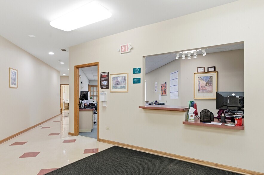 More Photos Of 1640 Willow Circle Dr, Crest Hill Medical For Sale