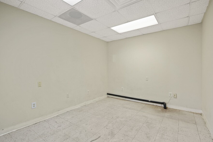 More Photos Of 918 Pulaski Hwy, Havre De Grace Warehouse For Lease